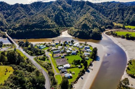 Photo of property in 17 Tongaporutu Road, Tongaporutu, Urenui, 4378