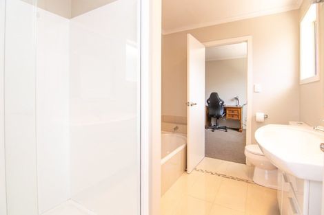 Photo of property in 9 Ruapehu Drive, Fitzherbert, Palmerston North, 4410