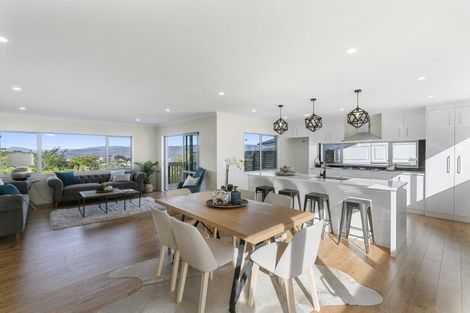 Photo of property in 4 Poto Road, Normandale, Lower Hutt, 5010