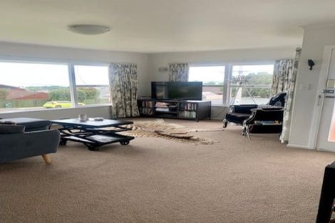 Photo of property in 2/96 East Coast Road, Forrest Hill, Auckland, 0620