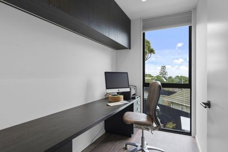 Photo of property in 32 Mount Pleasant Road, Mount Pleasant, Christchurch, 8081