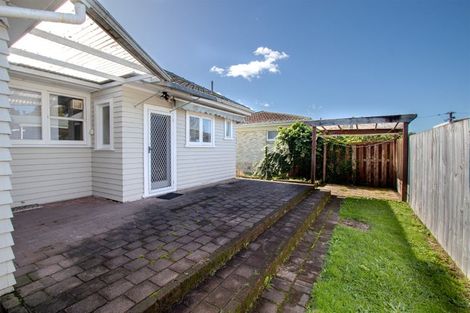 Photo of property in 16 Oxford Street, Fairfield, Hamilton, 3214