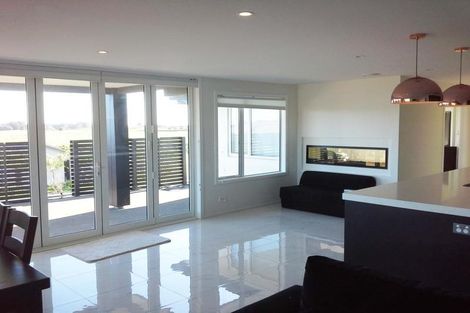 Photo of property in 4 Vardon Way, Waiwhakaiho, New Plymouth, 4312