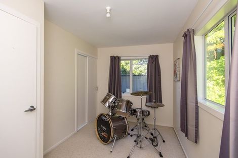 Photo of property in 64a Salford Street, Newlands, Wellington, 6037