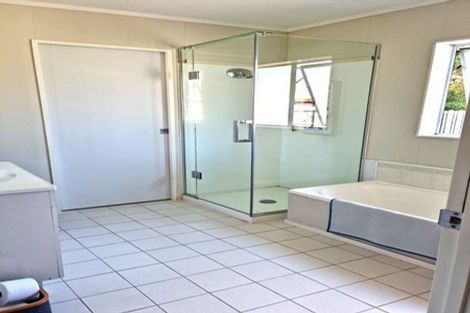 Photo of property in 14 Lanier Place, Glendene, Auckland, 0602