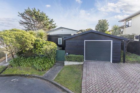 Photo of property in 28 Arahanga Grove, Maupuia, Wellington, 6022