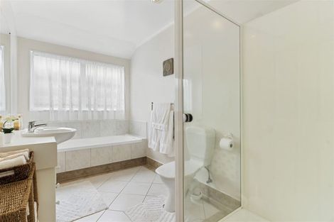 Photo of property in 6 Corta Bella Place, Golflands, Auckland, 2013