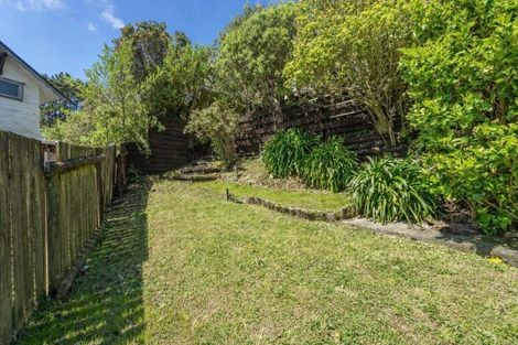 Photo of property in 5 Pimlico Place, Newlands, Wellington, 6037