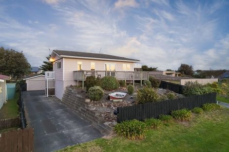 Photo of property in 76 Kahukura Avenue, Waitarere Beach, Levin, 5510