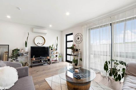 Photo of property in 18 Peony Mews, Oteha, Auckland, 0632