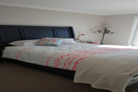 Photo of property in 9e Clearwater Cove, West Harbour, Auckland, 0618
