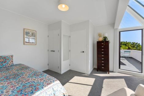 Photo of property in 10 Latham Road, York Bay, Lower Hutt, 5013