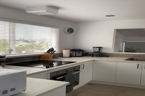 Photo of property in 11 Cottam Grove, Northcross, Auckland, 0632