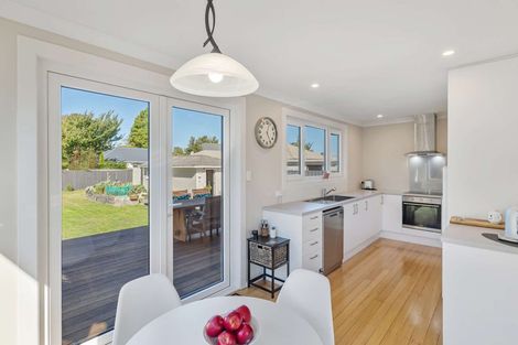 Photo of property in 16 Bateman Avenue, Bryndwr, Christchurch, 8053
