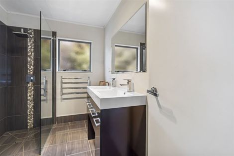 Photo of property in 103a Brian Crescent, Stanmore Bay, Whangaparaoa, 0932