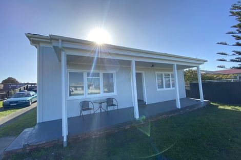 Photo of property in 90 Hinau Street, Castlecliff, Whanganui, 4501