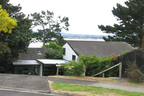 Photo of property in 2/30 Jacaranda Avenue, Beach Haven, Auckland, 0626