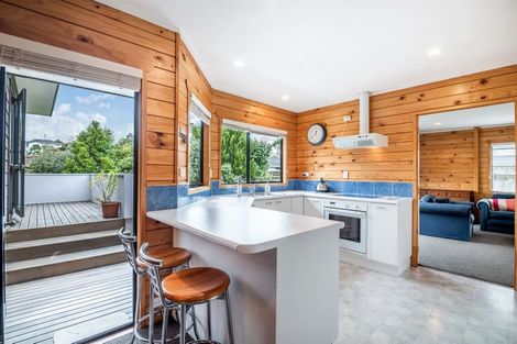 Photo of property in 2/6 Stoneleigh Court, Sunnynook, Auckland, 0632