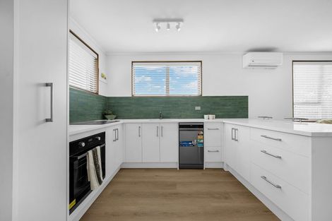 Photo of property in 2/52 Butterworth Drive, Glendene, Auckland, 0602