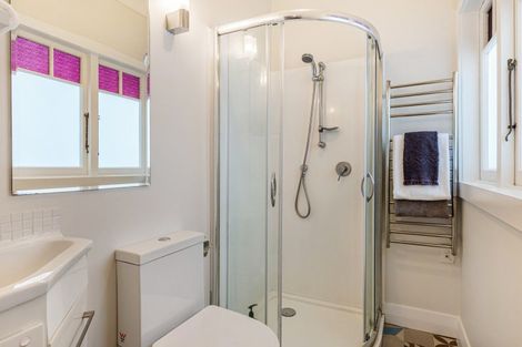 Photo of property in 18 William Bond Street, Stanley Point, Auckland, 0624