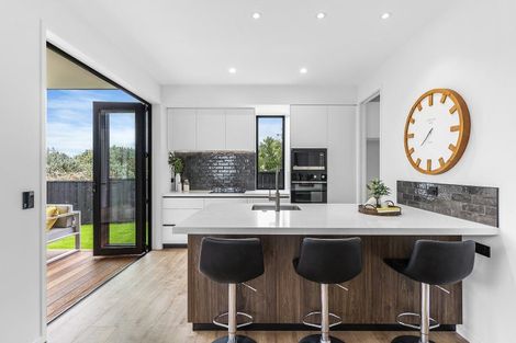 Photo of property in 1 The Crest, Sunnyhills, 2010