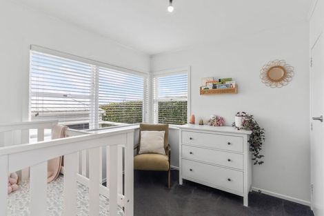 Photo of property in 15 Roberts Road, Glenfield, Auckland, 0629