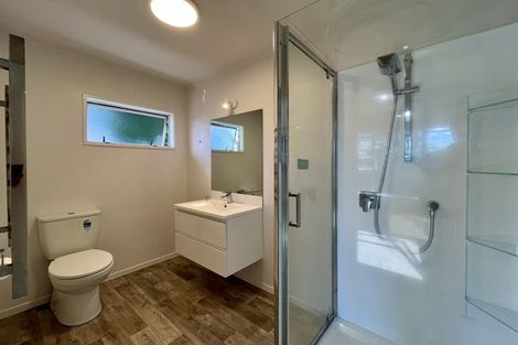 Photo of property in 2/5 Woodall Place, Totara Vale, Auckland, 0627
