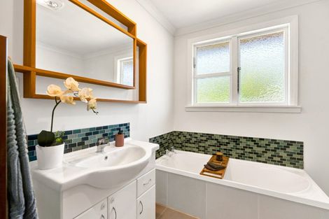 Photo of property in 1 Fairfax Terrace, Frankleigh Park, New Plymouth, 4310