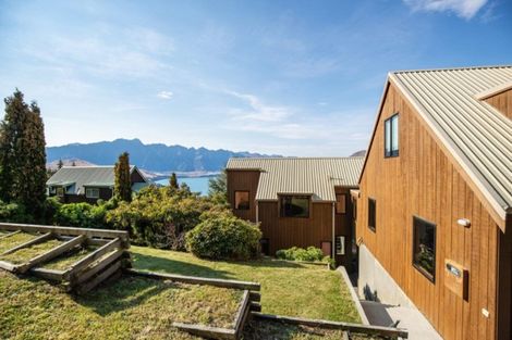 Photo of property in 128 Wynyard Crescent, Fernhill, Queenstown, 9300