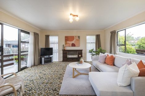 Photo of property in 6 Chertsey Court, Roslyn, Palmerston North, 4414