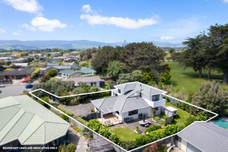 Photo of property in 9 Caughley Place, Otaki Beach, Otaki, 5512