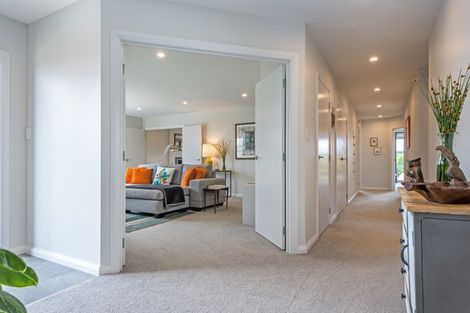 Photo of property in 8 Mediterranean Grove, Fitzherbert, Palmerston North, 4410