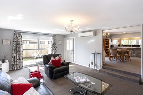 Photo of property in 43 Dunbarton Street, Redwood, Christchurch, 8051