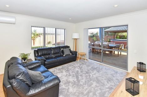 Photo of property in 8 Scotsmoor Drive, Wattle Downs, Auckland, 2103