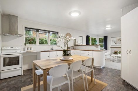 Photo of property in 72 Blakeborough Drive, Forrest Hill, Auckland, 0620