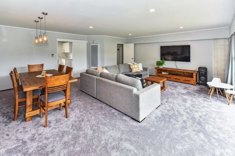 Photo of property in 2/10 Tulloch Place, Conifer Grove, Takanini, 2112