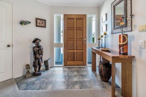 Photo of property in 98 Golfland Drive, Golflands, Auckland, 2013