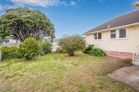 Photo of property in 25 Matahourua Crescent, Cannons Creek, Porirua, 5024
