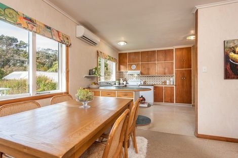 Photo of property in 8 Miles Crescent, Newlands, Wellington, 6037