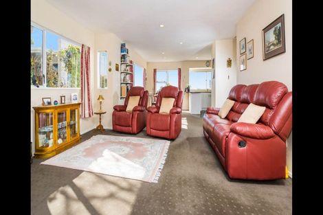 Photo of property in 1/4 Girrahween Drive, Totara Vale, Auckland, 0629