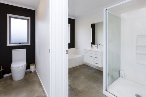 Photo of property in 14 Passchendaele Grove, Trentham, Upper Hutt, 5018