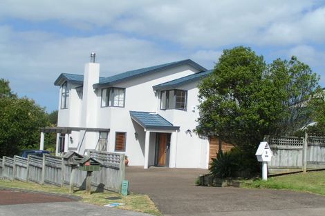 Photo of property in 9 La Roche Place, Northcote, Auckland, 0627