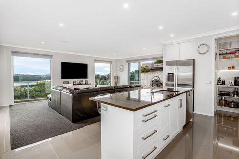 Photo of property in 7 Manapouri Lane, Aotea, Porirua, 5024