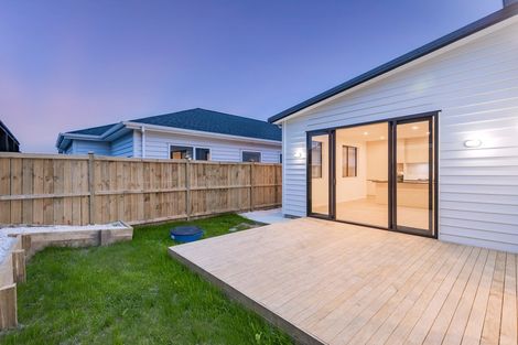 Photo of property in 7 Ropere Street, Kumeu, 0810