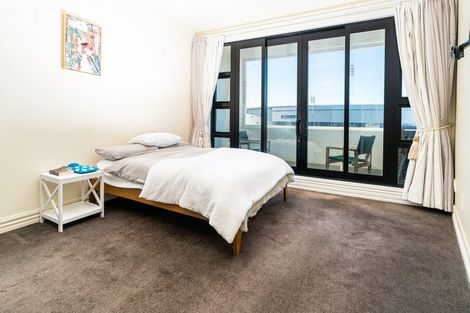 Photo of property in Endeavour Apartments, 10/125 Thorndon Quay, Pipitea, Wellington, 6011