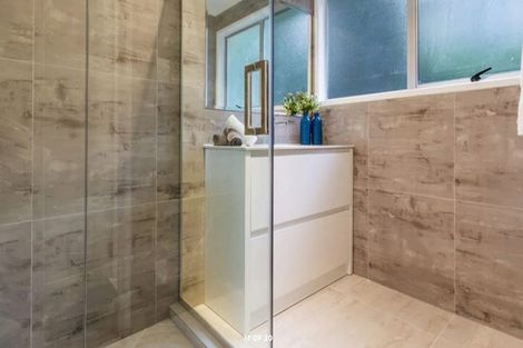 Photo of property in 17 Wanita Place, Totara Vale, Auckland, 0629