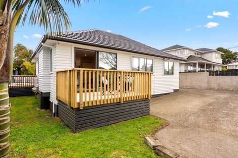 Photo of property in 9 Grainger Road, Te Atatu South, Auckland, 0610