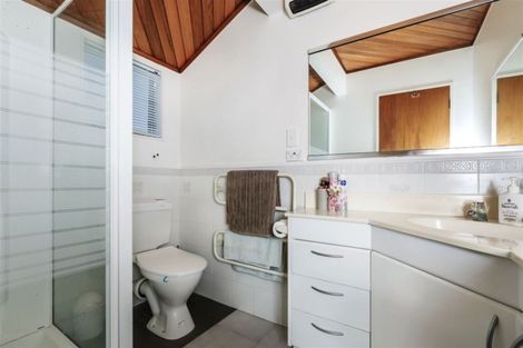 Photo of property in 2/11 Seaview Road, Castor Bay, Auckland, 0620