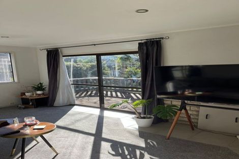 Photo of property in 36 Deverell Place, Northcross, Auckland, 0632