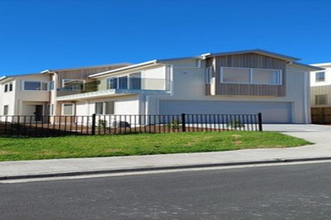 Photo of property in 1c Taupiko Place, Green Bay, Auckland, 0604